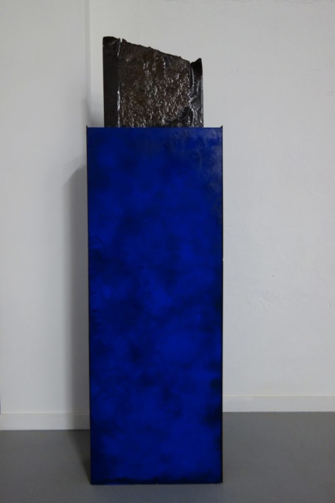 Marion Kieft- Opwaartse kracht/upthrust, 2009 - wood, iron, pigment - 20 x 45,5 x 156 cm